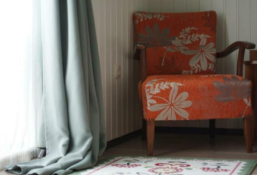 标准间, Piroska Villa