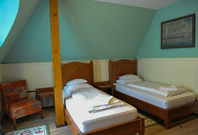 标准间, Piroska Villa