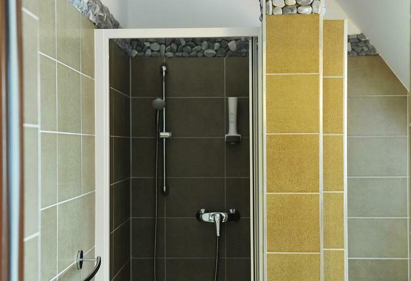 标准间, Piroska Villa