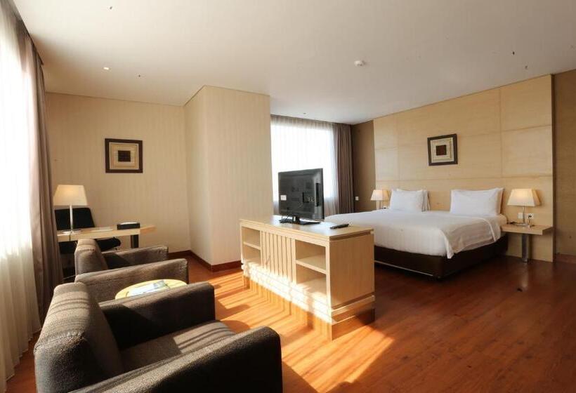 جناح جونيور, Santika Premiere Gubeng Surabaya