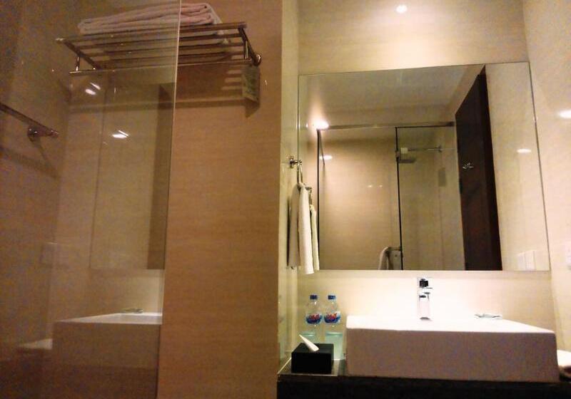 جناح جونيور, Santika Premiere Gubeng Surabaya