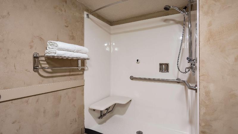 جناح جونيور, Santika Premiere Gubeng Surabaya