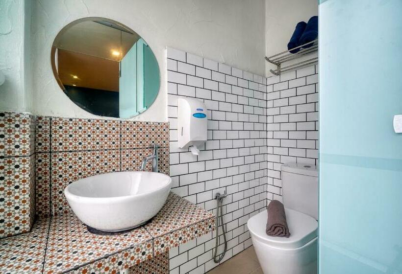 חדר סטנדרט לארבעה, Snooze Too