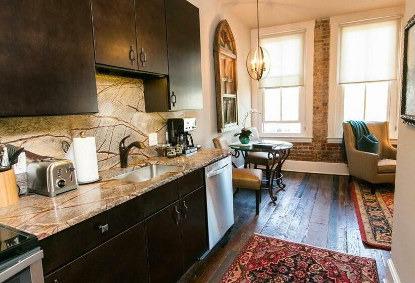 جناح, The Windsor  Asheville