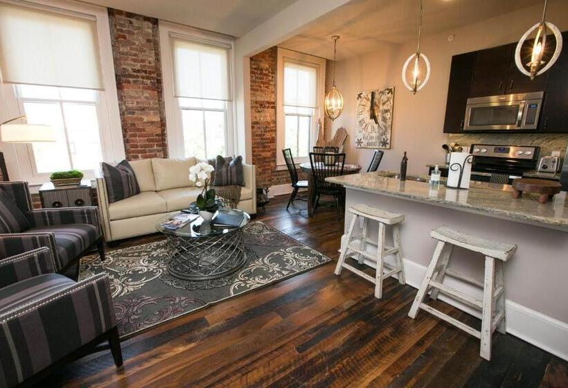 جناح سرير كينج, The Windsor  Asheville