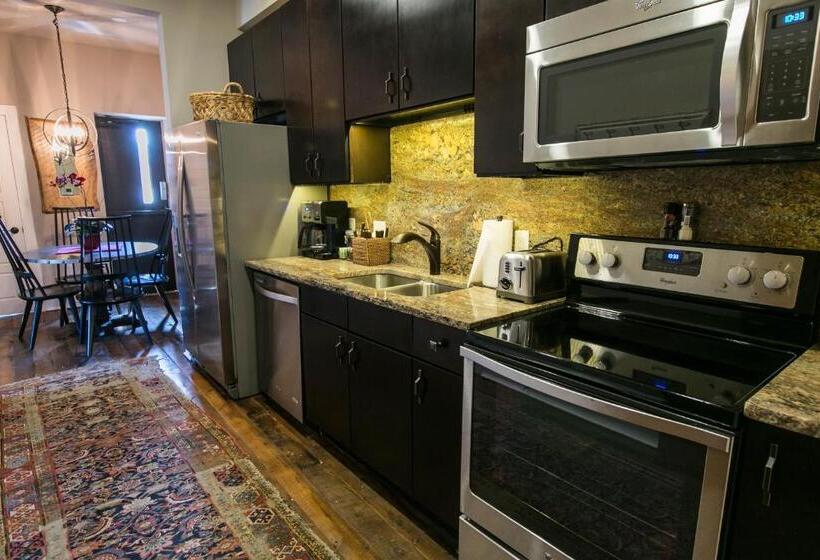 جناح سرير كينج, The Windsor  Asheville