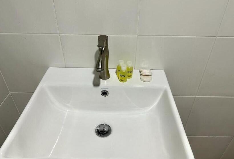 غرفة عائلية, Baron