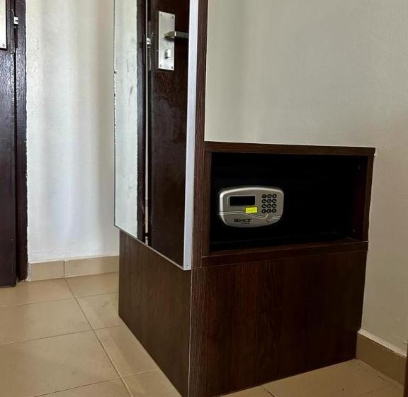 غرفة عائلية, Baron