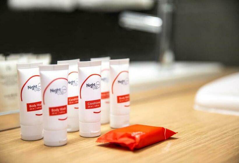 חדר סטודיו סטנדרד, Nightcap At Matthew Flinders