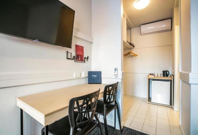 חדר סטודיו סטנדרד, Nightcap At Matthew Flinders