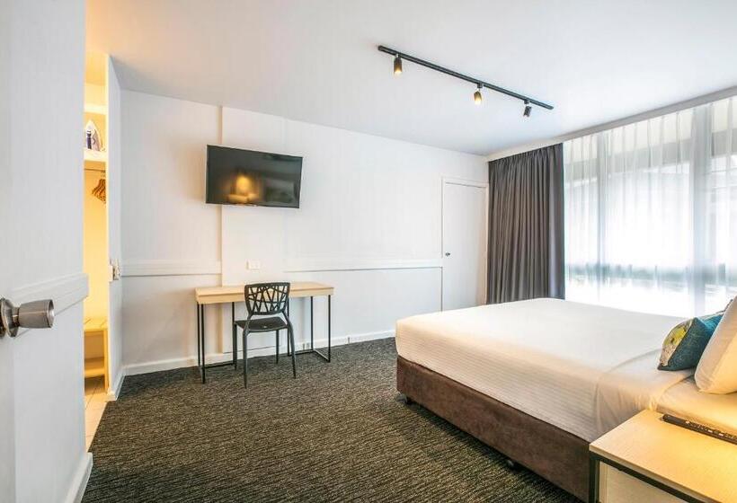 דירת חדר, Nightcap At Matthew Flinders