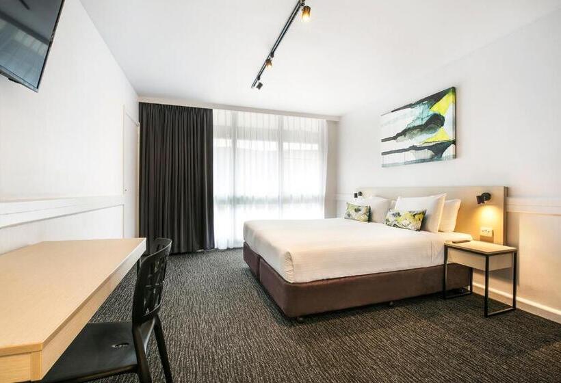 דירת חדר, Nightcap At Matthew Flinders