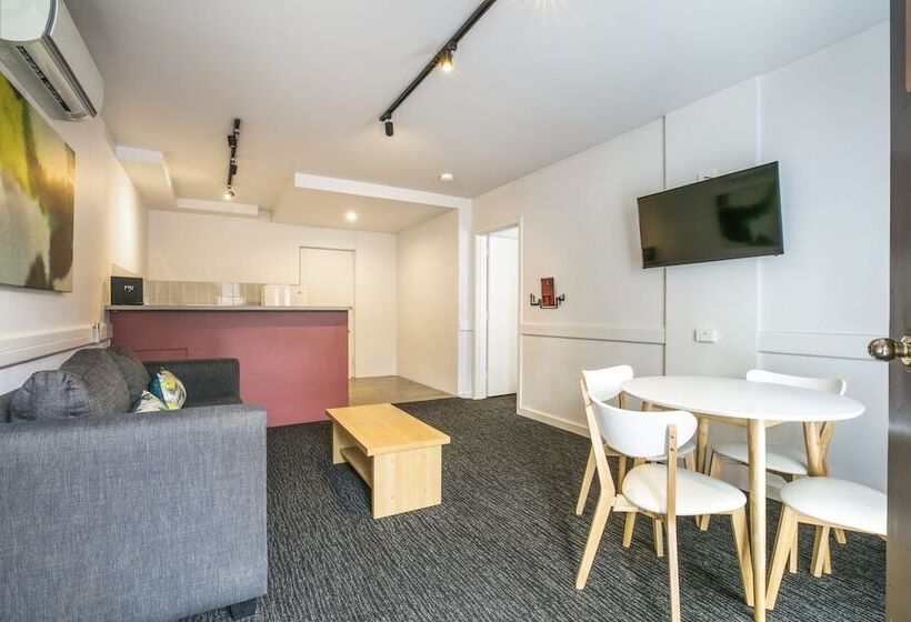 דירת חדר, Nightcap At Matthew Flinders