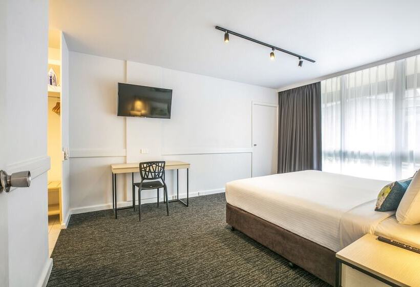 דירת חדר, Nightcap At Matthew Flinders