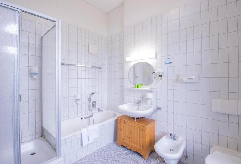 غرفة كومفورت, Schloss Nebra