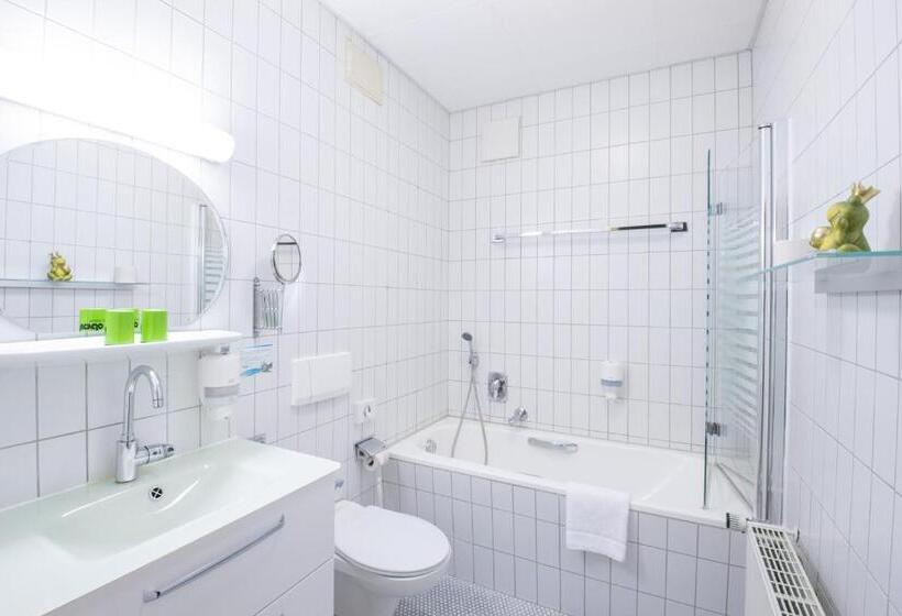 جناح جونيور, Schloss Nebra