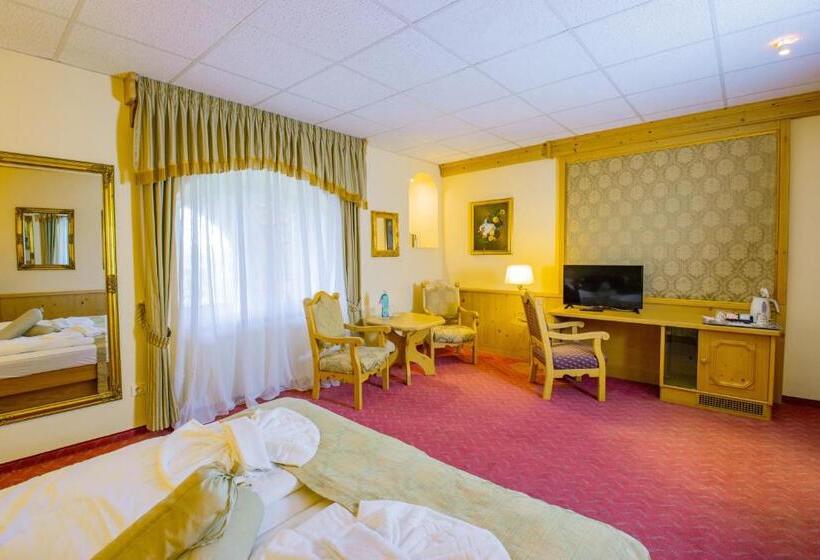 جناح جونيور, Schloss Nebra