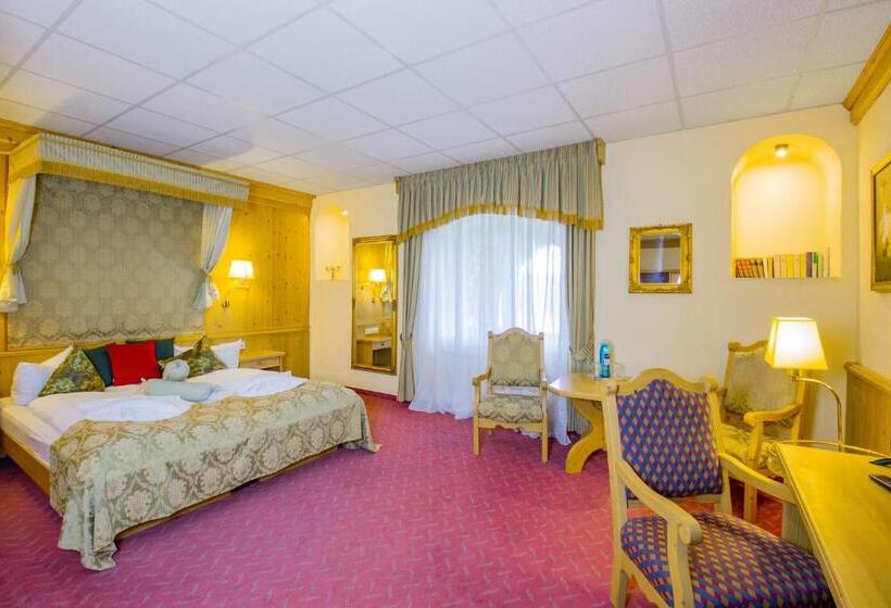 جناح جونيور, Schloss Nebra