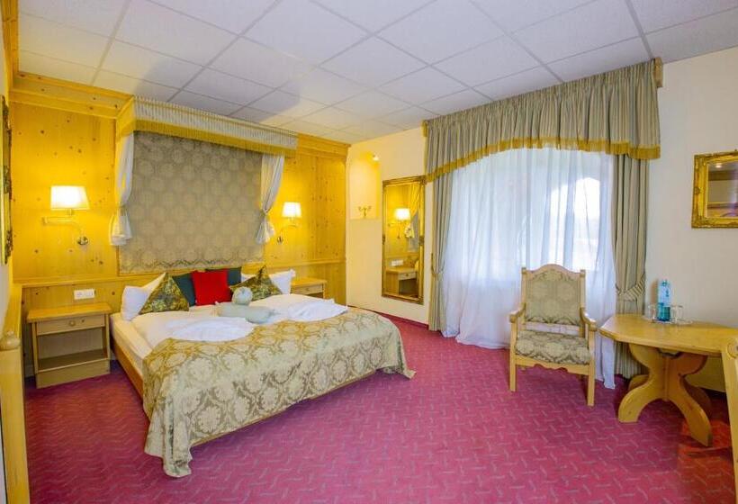 جناح جونيور, Schloss Nebra