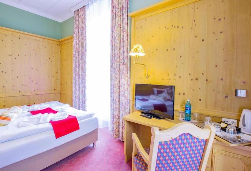 جناح جونيور, Schloss Nebra