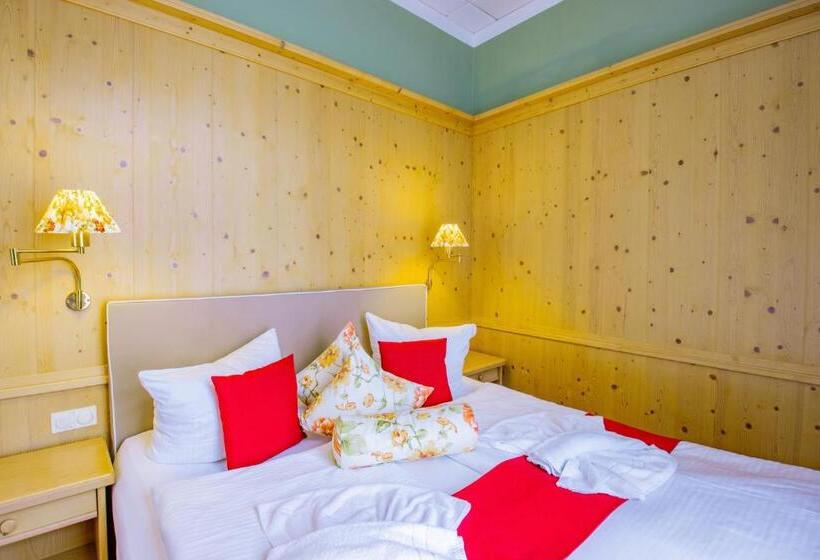 جناح جونيور, Schloss Nebra