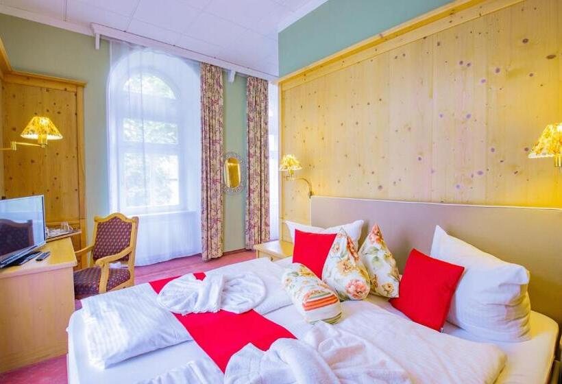 جناح جونيور, Schloss Nebra