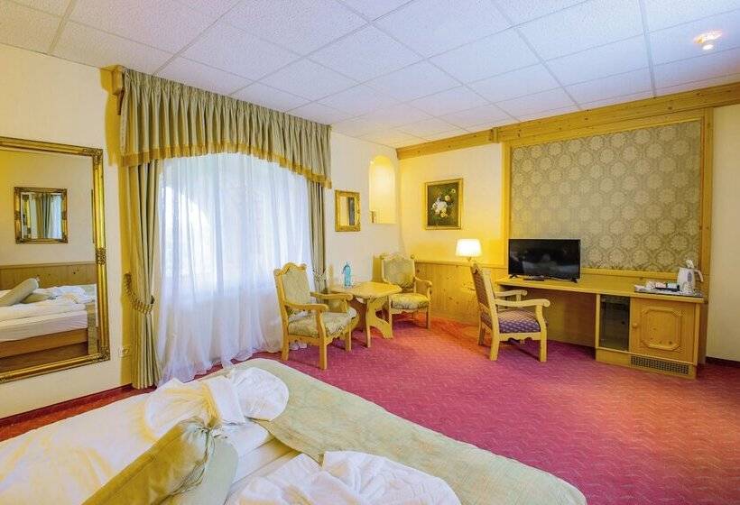 جناح جونيور, Schloss Nebra