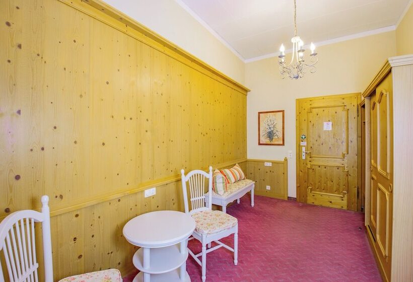 جناح جونيور, Schloss Nebra