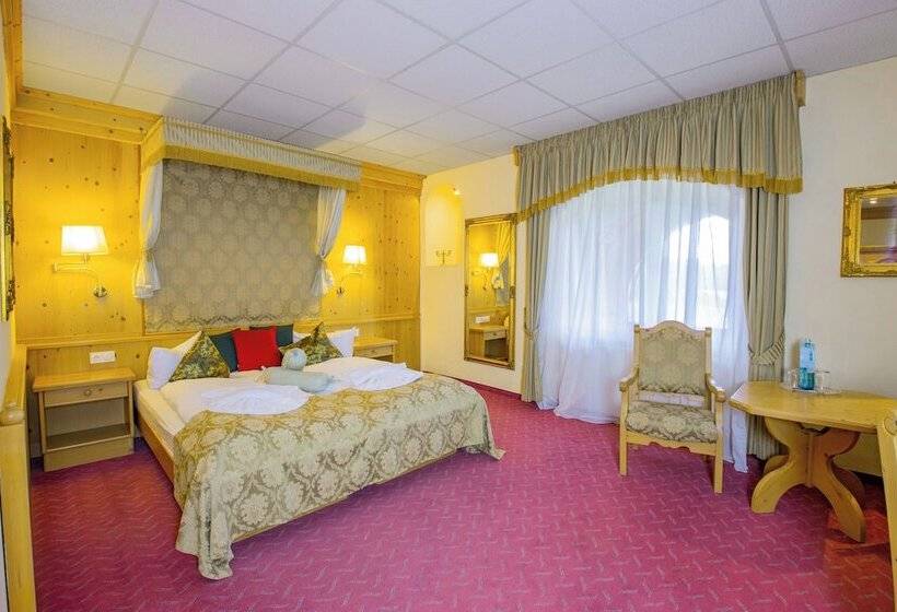 جناح جونيور, Schloss Nebra