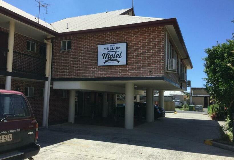 Семейный Номер, The Mullum Motel