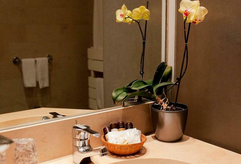 标准三人间, Consolata