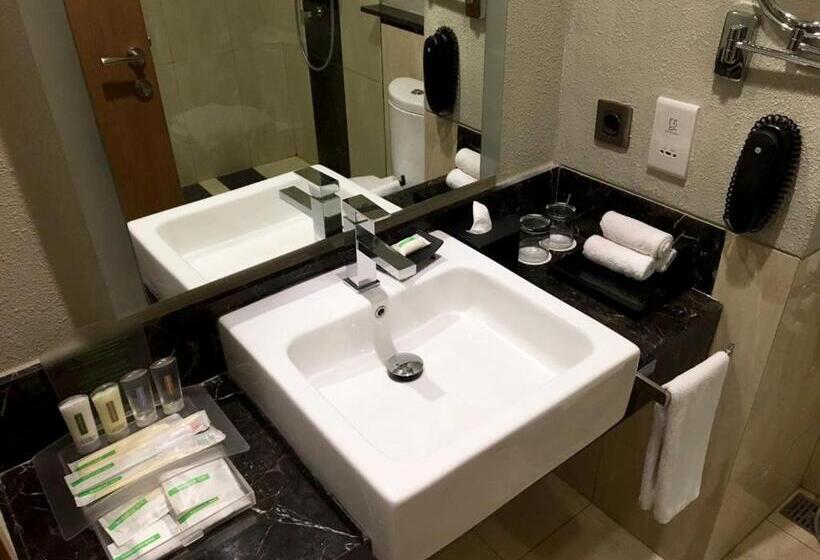 ダブルベッドスタンダードルーム, Holiday Inn Cikarang Jababeka, An Ihg