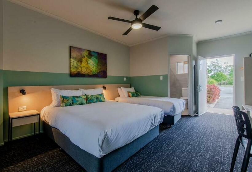 استودیوی استاندارد, Nightcap At Waterfront