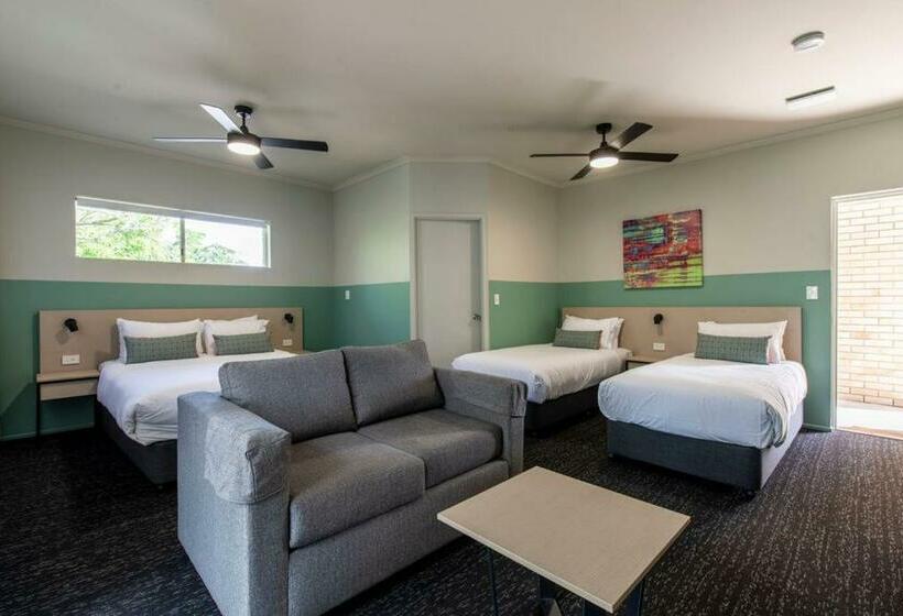 استودیو خانوادگی, Nightcap At Waterfront