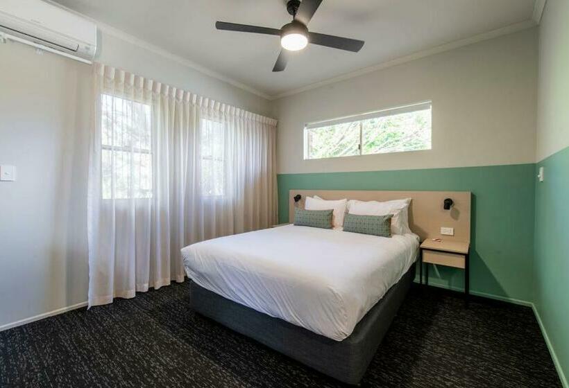 استودیو خانوادگی, Nightcap At Waterfront