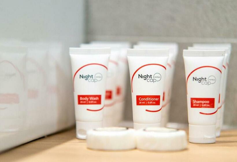 استودیوی استاندارد, Nightcap At Waterfront