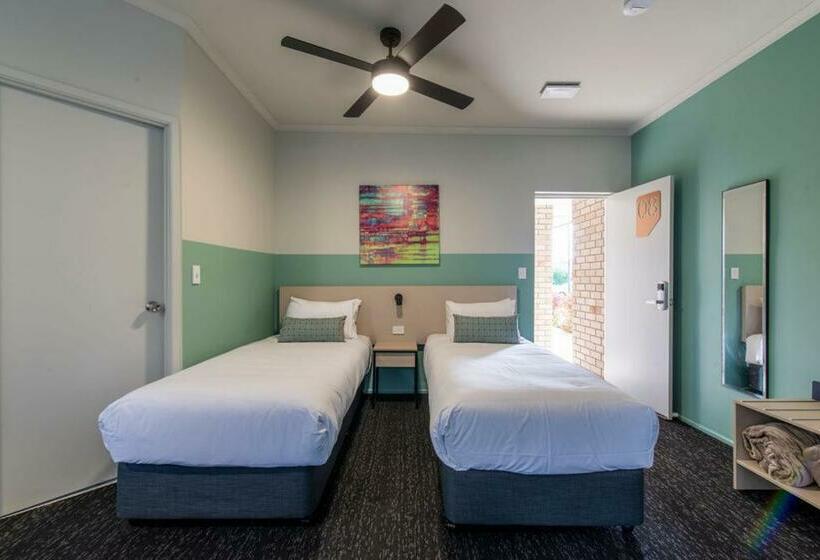 استودیو خانوادگی, Nightcap At Waterfront