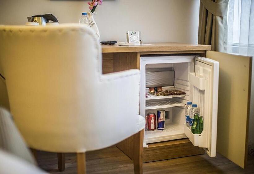 اتاق خانوادگی تودرتو, Park Square