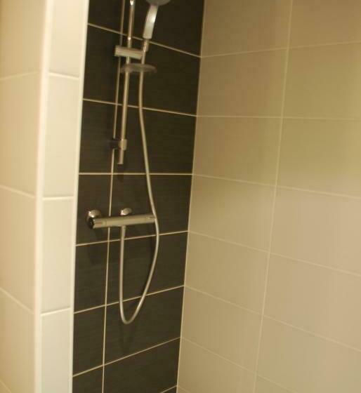 חדר קומפורט לשלושה, Ruthenium