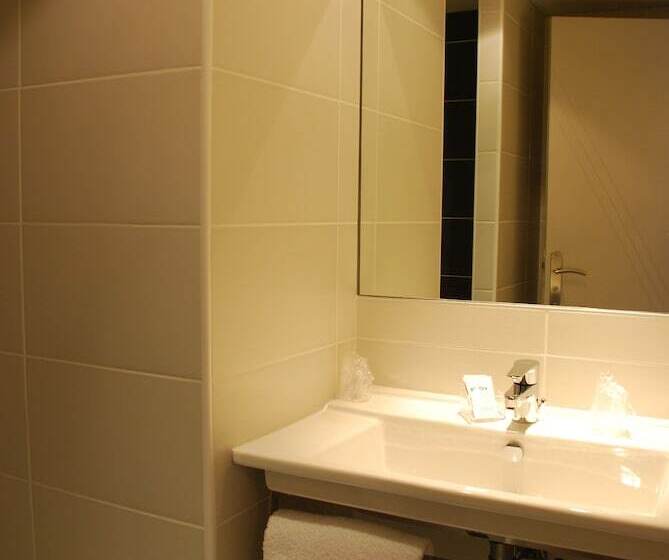 חדר קומפורט לשלושה, Ruthenium