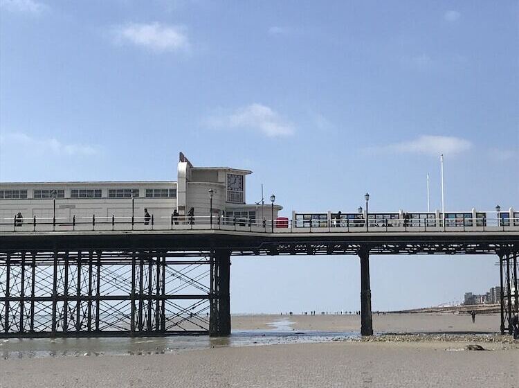 شقة غرفة واحدة, Southcourt