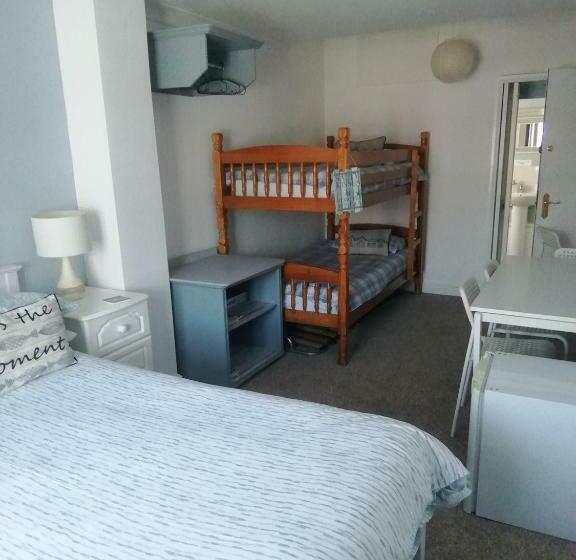 غرفة عائلية, Railway Cottage