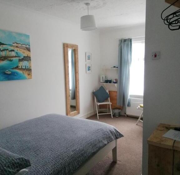 غرفة أساسية, Railway Cottage