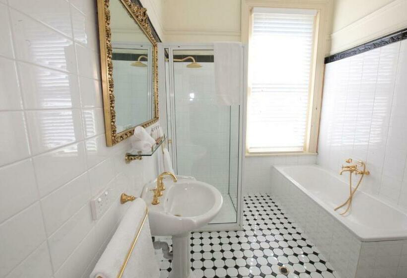 디럭스 스위트, The Grand On Macfie