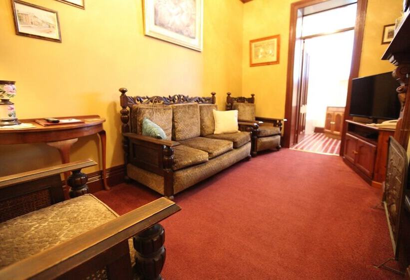 디럭스 스위트, The Grand On Macfie