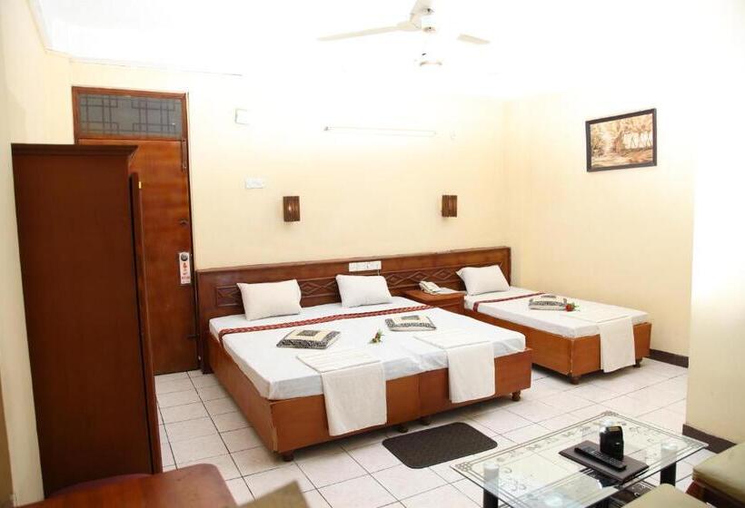 חדר סטנדרט לשלושה, Brighten