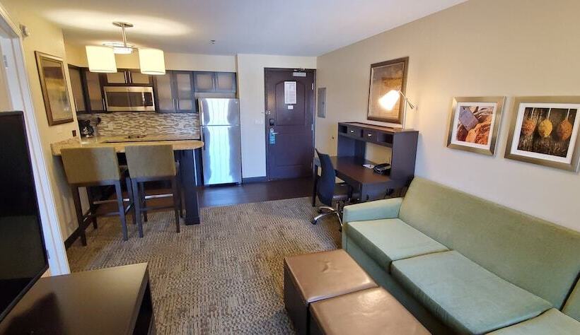 جناح لذوى الاحتياجات الخاصة, Staybridge Suites Eau Claire   Altoona, An Ihg