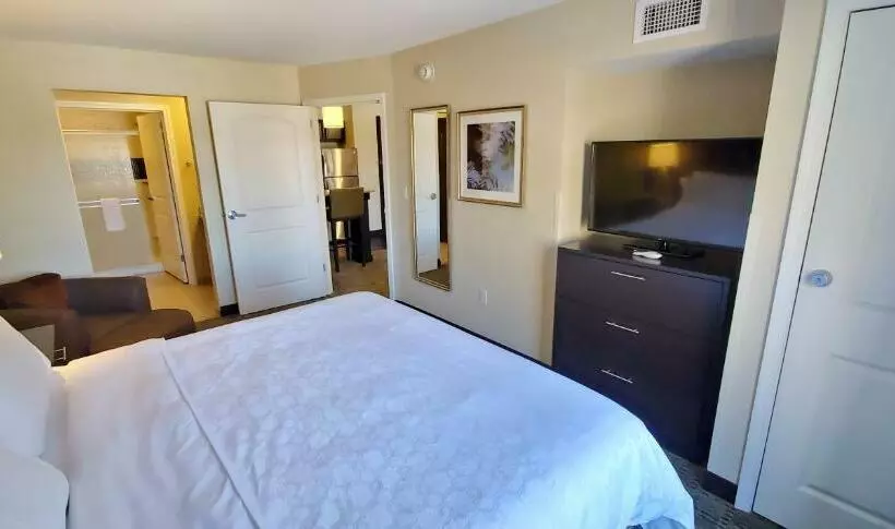 キングサイズベッドのスイートルーム, Staybridge Suites Eau Claire   Altoona, An Ihg
