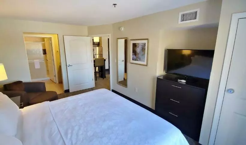 キングサイズベッドのスイートルーム, Staybridge Suites Eau Claire   Altoona, An Ihg
