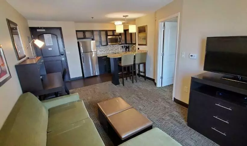 キングサイズベッドのスイートルーム, Staybridge Suites Eau Claire   Altoona, An Ihg